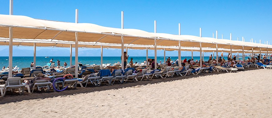 Bedjes en zonneschermen bij het strand van Belek